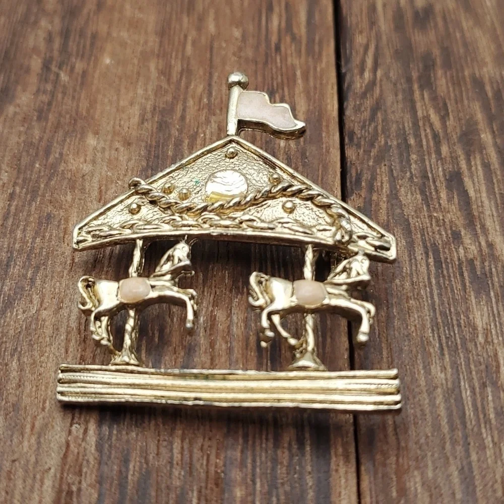 B643 Carousel horse pony‎ vintage brooch